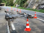 In der Nacht auf Sonntag ist im Kanton Schwyz ein Steinschlag auf die Strasse zwischen Brunnen und Gersau niedergegangen. Die Strasse ist bis mindestens Montagmittag gesperrt. (Bild: Kantonspolizei Schwyz)