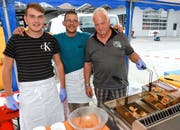 Haben alle Hände voll zu tun. Küchenchef Reto Rohrbach (mitte) mit Simon (links) und Walti.