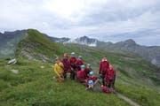 Ein Gruppenfoto vom Höhlenabenteuer darf nicht fehlen. Aufgrund des Platzmangels in der Höhle, wird dieses an der Erdoberfläche gemacht. (Bild: Zéline Odermatt, Melchsee-Frutt, 7. August 2019