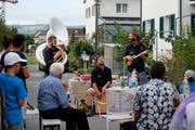 Die Mitglieder des Jodlerklubs Edelweiss aus Walchwil Martin Fuchs, Tom Ions und Mathias Meienberg (von links) spielen am Quartierfest an der Zuger Bachstrasse einige Songs, um Werbung für das Walchwiler Bergfest zu machen. (Bild: Stefan Kaiser, Zug, 9. August 2019)