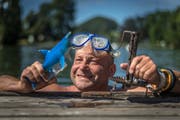Badegast Matthias Krucker alias Kuk mit Fundstücken aus dem Mannenweier. (Bild: Michel Canonica/9. August 2019)