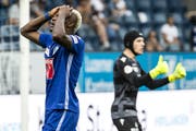 Blessing Eleke hält sich nach einer verpassten Chance den kopf. Thuns Torhüter Guillaume Faivre kann es recht sein. (Bild: Alexandra Wey, Luzern, 11. August 2019)