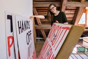 Die neue Kuratorin Patricia Holder zeigt Beni Bischofs Demo-Plakate.