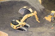 Beeindruckend detailgetreu sind auch dieser Bagger mitsamt der Baustelle.