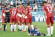 Wieder nicht getroffen: FCL-Stürmer Blessing Eleke (am Boden) mag nicht zuschauen, wie die Thuner feiern.Bild: Alexandra Wey/Keystone (Luzern, 11. August 2019)
