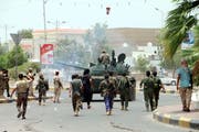 Beaffnete Kräfte der Separatistenbewegung kontrollieren die Strassen von Aden. (Bild: NAJEEB ALMAHBOOBI/Keystone)