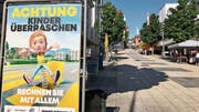 Mit Kindern und Sprungfedern sensibilisiert das BfU in Wils Stadtzentrum für die Unberechenbarkeit der Jüngsten im Strassenverkehr. Bild: Andrea Häusler