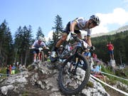 In dieser Szene fährt Nino Schurter noch vor Mathieu van der Poel (Bild: KEYSTONE/GIAN EHRENZELLER)