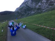 Hier ist Improvisation gefragt: Auf der Schwägalp wärmen sich die Schwinger auf der Strasse ein. (Bild: Raphael Rohner)