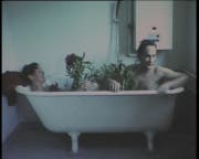 Josef Felix Müller badet mit Frau Monika und Pfingstrosen. (Bild: Josef Felix Müller)