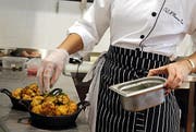 Gastro-Angestellte haben wegen der Personenfreizügigkeit mehr Konkurrenz erhalten. (Bild: EPA/AMEL PAIN)