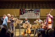 Der Luzerner Geiger Andreas Gabriel führt mit seinem Ensemble den «Verändler» auf. Bild: PD