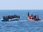 Ein Team des Rettungsschiffs «Ocean Viking» nähert sich einem seeuntüchtigen Schlauchboot mit über 80 Flüchtlingen, die später an Bord der «Ocean Viking» in Sicherheit gebracht werden. (Bild: KEYSTONE/AP MSF/Sos Mediterranee/HANNAH WALLACE BOWMAN)