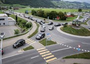 Der Stau bewog viele Lenker, die Autobahn A2 zu verlassen – wie hier beim Anschluss Stans Süd. (Bild: Manuela Jans-Koch, 11. August 2019)