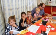 Klein und Gross essen zusammen im Tägerscher Festzelt. (Bilder: Christoph Heer)