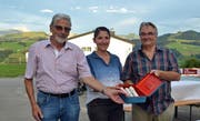 Max Fent, Marlis Roth und Jörg Rüesch mit der Kassette, die im Kellergeschoss einbetoniert wird (von links). (Bild: Peter Jenni)