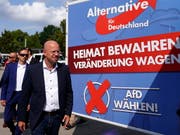 Die AfD legt laut einer regelmässigen Umfrage weiterhin in der ostdeutschen Wählergunst zu. (Bild: KEYSTONE/EPA/ALEXANDER BECHER)
