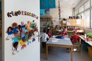 Mit dem Kindergarteneintritt beginnt für viele Buben und Mädchen heute ein neuer Lebensabschnitt. (Bild: Christian Beutler/Keystone)