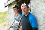 Lukas Frei und Rainer Frei (rechts), Schafhirten aus dem Südtirol, schauen im Sommer 2019 im Urserntal zu rund 1000 Schafen. (Bild: Christof Hirtler, Realp, 30. Juli 2019)