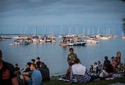 Die Besucher bringen sich auf dem See und an Land in Position für das Feuerwerk. (Bild: Andrea Stalder)