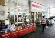 Die Maxi Bazar-Filiale im Zuger Zentrum: Vom Shampoo bis zum neuen Vorhang wird allerlei geboten. Bild: Stefan Kaiser (Zug, 9. August 2019)