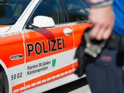Am Sonntagnachmittag hat ein Mann bei der Bahnhofsunterführung in Rapperswil-Jona SG seine Mutter mit einem Messer getötet. (Bild: KEYSTONE/GIAN EHRENZELLER)