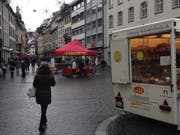 Ein Dianetik-Infostand der Scientology-Mitglieder in der St.Galler Marktgasse. (Bild: Reto Voneschen, 30.12.2017)