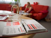 Sozialhilfe statt IV: Nach dem Wegfall von IV-Renten landen immer mehr Menschen laut dem «SonntagsBlick» auf den Sozialämtern. (Bild: KEYSTONE/MARTIN RUETSCHI)