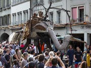 An drei Tagen gaben sich beim Strassenmusik-Festival Buskers in Bern 75'000 Personen der Strassenmusik, Akrobatik, Theater, Tanz, Streetperformance und Comedy hin. (Bild: KEYSTONE/PETER KLAUNZER)