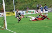 Neuzugang Kevin Kacoli trifft zum 1:0 für den FC Bazenheid. (Bild: Urs Nobel)