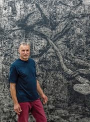 Der Künstler Wolfgang Zät und sein neuester Linolschnitt von 2019. (Bild: Nadia Schärli, Luzern, 9. August 2019)