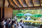 Die Kandidatinnen und Kandidaten vor den Zuschauern in der Bürgerhütte Balterswil. Links steht Moderator Armin Menzi. (Bild: Andrea Stalder)