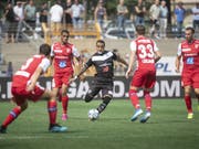 Luganos Stürmer Carlinhos Junior schiesst aufs Tor, umringt von vier Sittenern (Bild: KEYSTONE/PABLO GIANINAZZI)