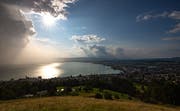 Sonnenschein und Regenwolken über dem Zugersee. (Bild: Daniel Hegglin)