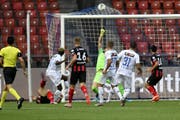 Das Netz wölbt sich: Gaëtan Karlen (am Boden liegend) hat mit einem herrlichen Fallrückzieher gegen den FC Zürich zum 2:2 für Xamax ausgeglichen (Bild: key).