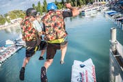 Der Blopp: Zwei Männer katapultieren einen Dritten in den See. (Bild: Andrea Stalder)