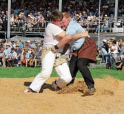 Mit roher Kraft gelang es dem Urner Turnerschwinger Matthias Herger, Remo Zürcher zu besiegen. (Bild: Paul Gwerder, Münsingen, 11. August 2019)