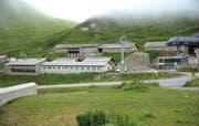 Die Truppenunterkunft auf dem Oberalppass hat ihren Dienst getan. Sie soll in neue Hände kommen.Bild: Urs Hanhart (12.08.2019, Oberalppass)
