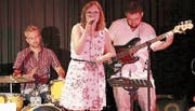 Karisma-Bandleaderin und Sängerin Karin Heeb, Christian Zünd am Schlagzeug und Christof Schlegel am Bass.Bild: Max Pflüger