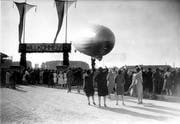 Am Ende der Weltrundfahrt empfingen Tausende das Luftschiff in Friedrichshafen. (Bild: Archiv der Luftschiffbau Zeppelin GmbH, Friedrichshafen)