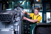 Die Leistung der Motoren, die Landmaschinenmechaniker Christof Röllin wartet, variiert stark: von fünf bis zu 400 PS. (Bild: Maria Schmid, Baar, 7. August 2019)