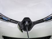 Ein Elektroauto beim Aufladen. Forscher der Empa suchen nach der besten Recyclinglösung für ausgediente Antriebsbatterien (Bild: KEYSTONE/CHRISTIAN BEUTLER)