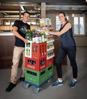 Der Betriebsleiter David Alfarè Lovo und Geschäftsführerin Simone Müller-Staubli vor der Bar im ersten Stock ein paar Tage vor der Eröffnung. (Bild: Ralph Ribi (9. August 2019))