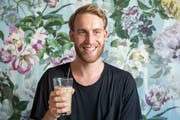 Für die Entwicklung einer Beinprothese aus recyceltem Kunststoff hat Designer Fabian Engel einen Werkbeitrag des Kantons St.Gallen erhalten. (Bild: Urs Bucher/TAGBLATT)