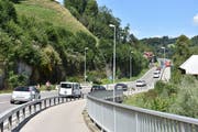 Dieser Fussgängerstreifen bei der Holzbrücke in Lütisburg wurde vom Schulrat als gefährlich eingestuft. (Bild: Michael Hehli)