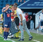 Thomas Häberli (hier mit Mittelfeldspieler Idriz Voca) sucht noch die richtige Offensivtaktik. (Bild: M. Meienberger/Freshfocus (Luzern, 11. August 2019))
