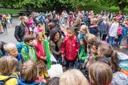 8 Uhr, Hebelschulhausplatz in St.Georgen: Eine Lehrerin versammelt ihre neue Klasse. (Bild: Hanspeter Schiess (12. August 2019))