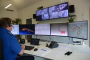 Der Arbeitsplatz von Disponent Werner Eugster wird sich optisch kaum verändern, die Neuerungen laufen im Hintergrund. Bild: Karin Erni