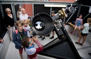 Ferienpass-Teilnehmer besuchen die Sternwarte auf dem Kollegi-Dach. (Bilder: Corinne Glanzmann, Stans, 6. August 2019)