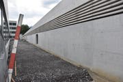 Hangwärts musste ein Beton-Schutzwall gegen einen Murgang errichtet werden, den Fachleute als Ereignis einstufen, das alle 300 Jahre eintreffen könnte.